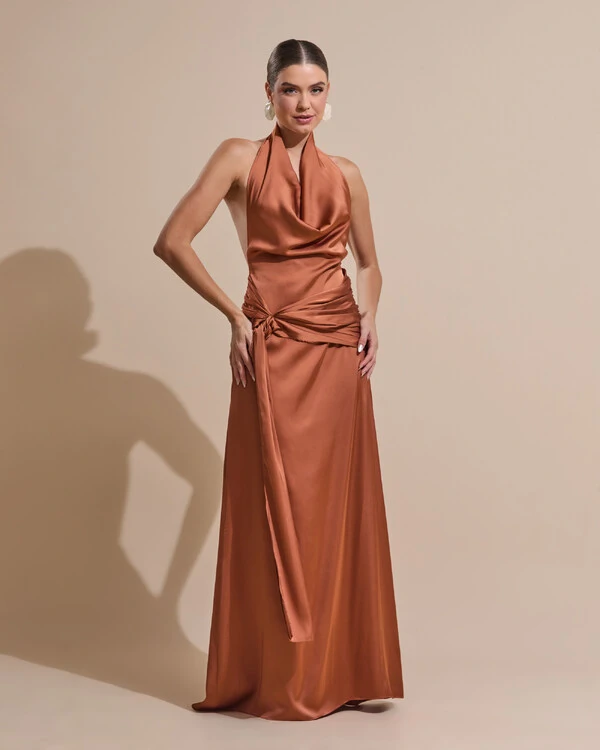 Vestido de Festa Longo Cetim Frente Única Degagê com Faixa Drapeada Mocha Mousse