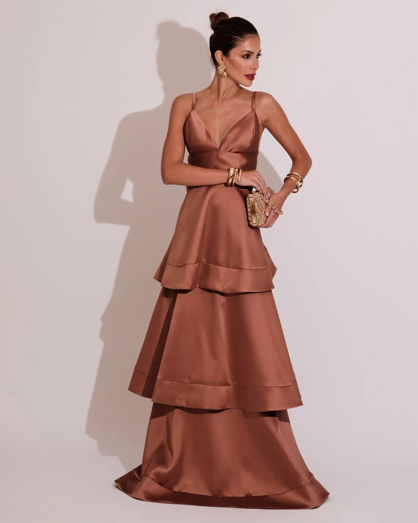 Vestido de Festa Longo Zibeline em Camadas Decote em V com Alças Mocha Mousse