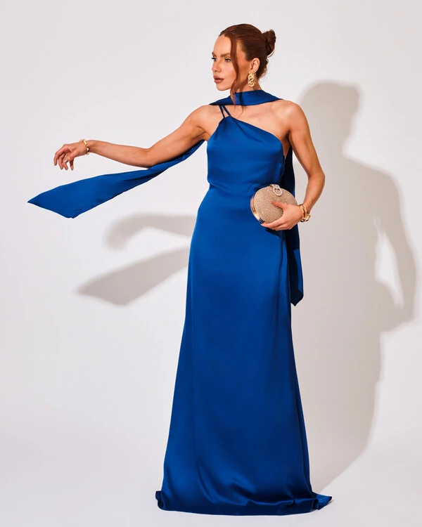 Vestido de Festa Longo em Cetim Fluido um Ombro Só com Lenço Azul Royal
