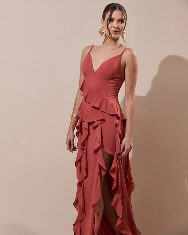 Vestido de Festa Longo Decote V Crepe Chiffon Babados Cascata e Fenda Terracota