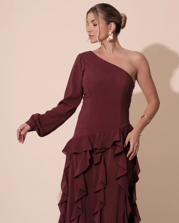 Vestido de Festa Longo Crepe Um Ombro Só Manga Longa e Babados Cascata Fenda Marsala