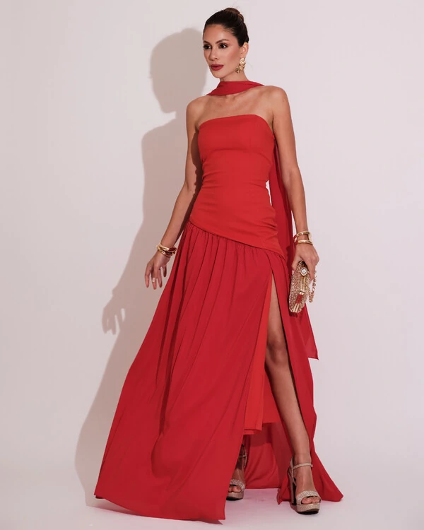 Vestido de Festa Longo Tomara que Caia Alfaiataria e Saia Crepe Chiffon e Lenço Vermelho
