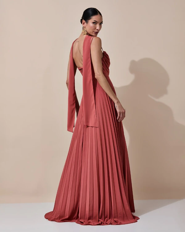 Vestido de Festa Longo Crepe Chiffon Plissado Trançado e Lenço Terracota