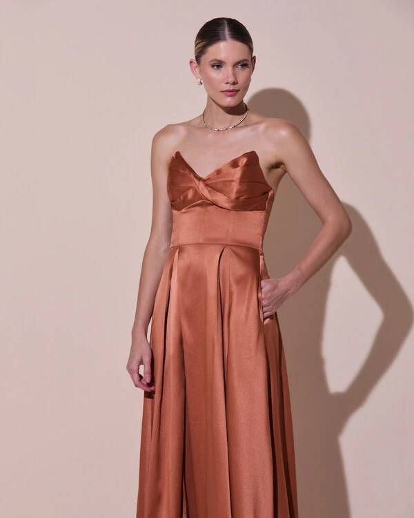 Vestido de Festa Longo Tomara que Caia Cetim Decote Coração Fenda Mocha Mouse
