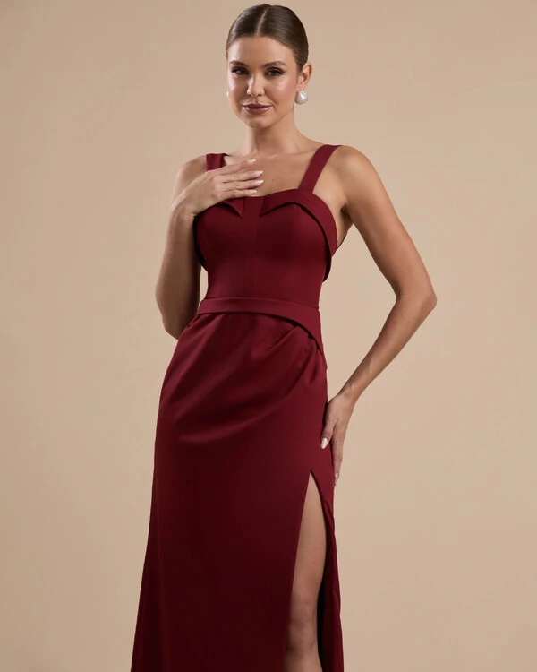 Vestido de Festa Longo Alfaiataria Decote Coração com Alças e Fenda Marsala