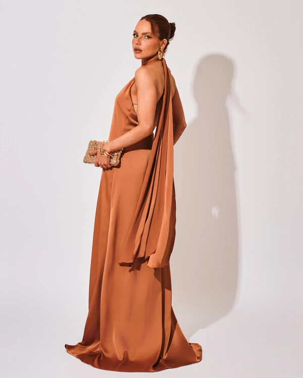 Vestido de Festa Gola Alta com Decote nas Costas Acetinado Mocha Mousse