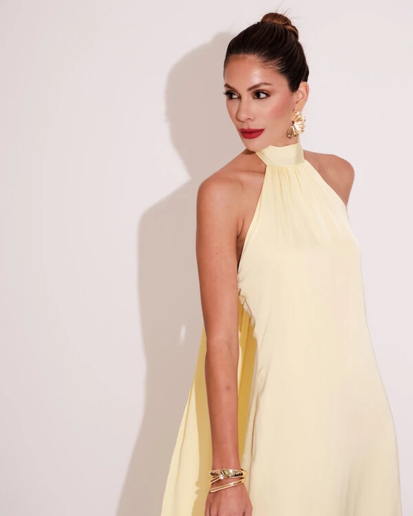 Vestido de Festa Gola Alta com Decote nas Costas Acetinado Amarelo Manteiga