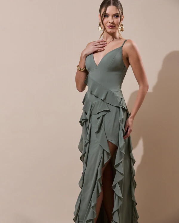 Vestido de Festa Longo Decote V Crepe Chiffon Babados Cascata e Fenda Verde Oliva