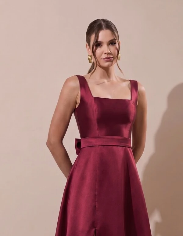 Vestido de Festa Longo Zibeline com Fenda e Faixa Marsala Escuro