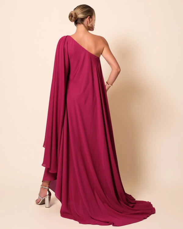 Vestido de Festa um Ombro com Capa Crepe Fluido Cereja