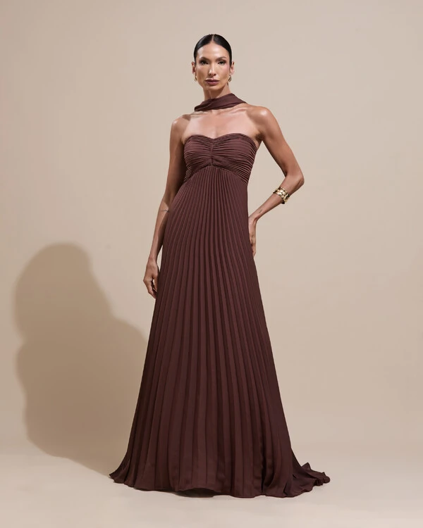 Vestido de Festa Longo Tomara que Caia Plissado com Lenço Marrom