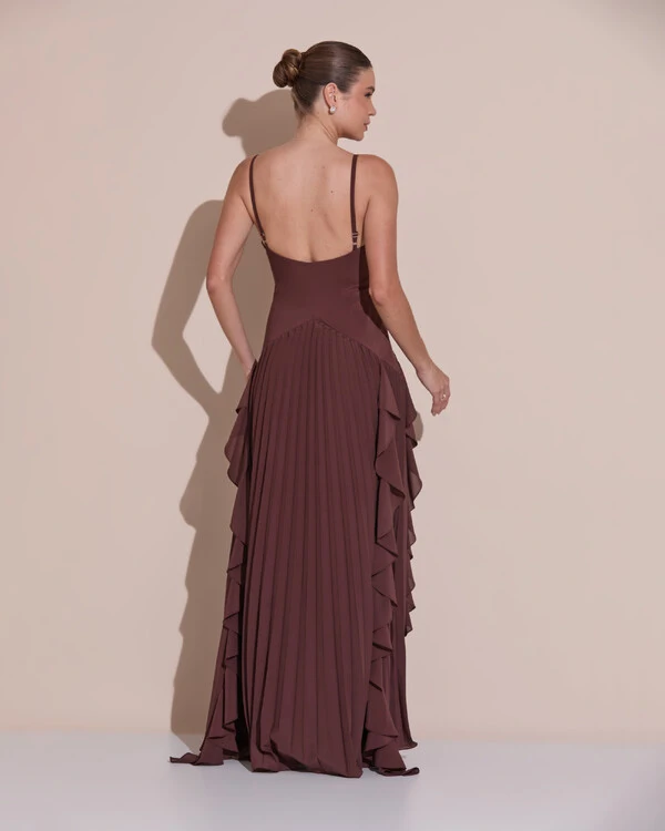 Vestido de Festa Longo Crepe Chiffon Alça Fina Saia Plissada com Babado Cascata Marrom