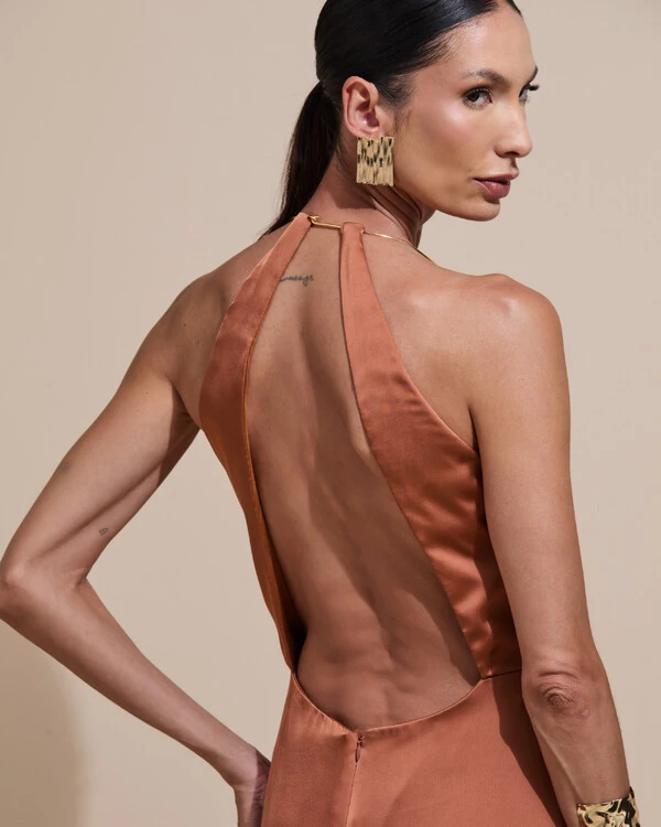 Vestido de Festa Longo Cetim Fluido com Argola Frente Única Mocha Mousse