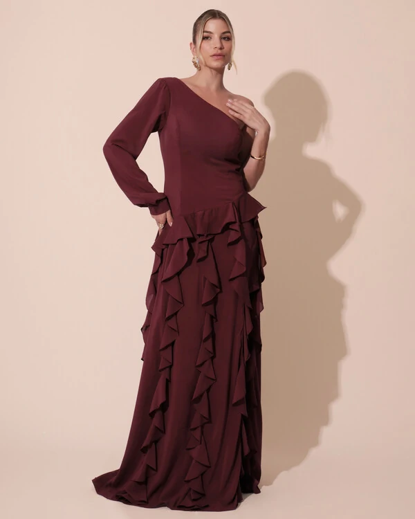 Vestido de Festa Longo Crepe Um Ombro Só Manga Longa e Babados Cascata Fenda Marsala