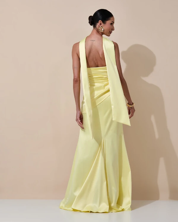Vestido de Festa Longo Tomara que Caia Cetim Alfaiataria Drapeado Lenço Amarelo Manteiga