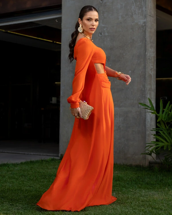 Vestido de Festa Longo um Ombro só com Manga Longa e Flor Laranja