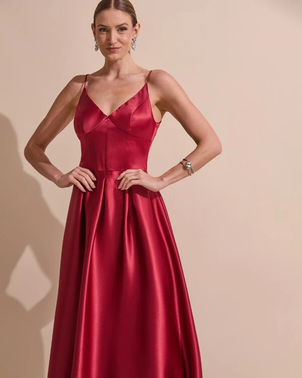 Vestido de Festa Longo Alça Fina Decote V Cetim Saia Evasê Marsala