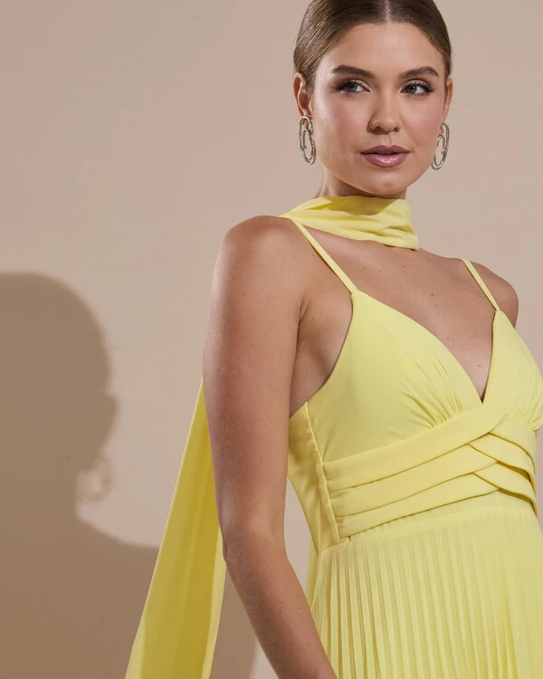 Vestido de Festa Longo Plissado Crepe Chiffon com Alça e Lenço Amarelo Manteiga