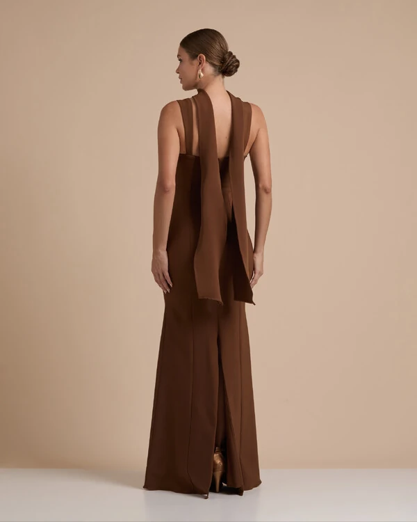 Vestido de Festa Longo Alfaiataria Alça Larga e Lenço Marrom