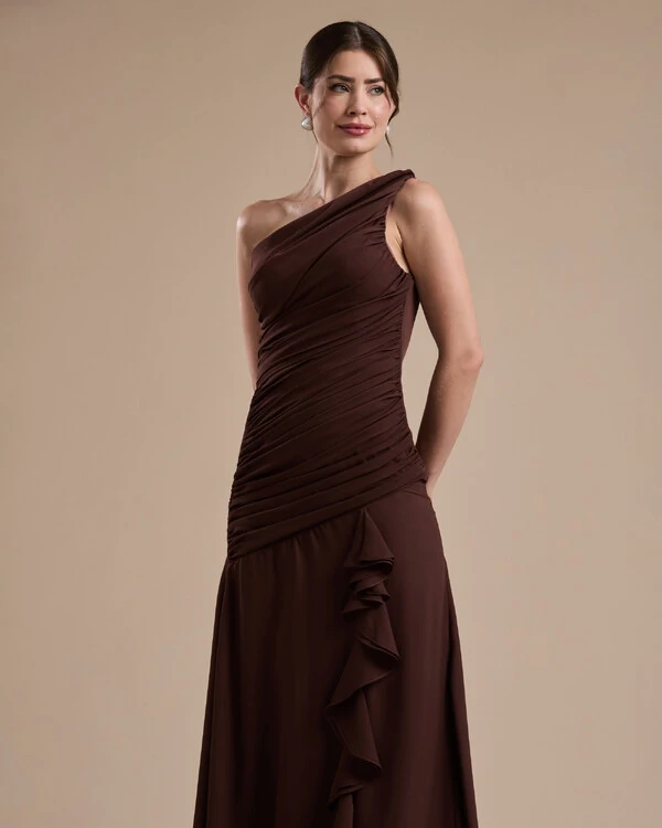 Vestido de Festa Longo Crepe Chiffon Um Ombro Só Drapeado com Babado Cascata Marrom