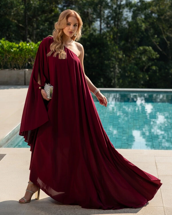 Vestido de Festa um Ombro com Capa Crepe Fluido Marsala