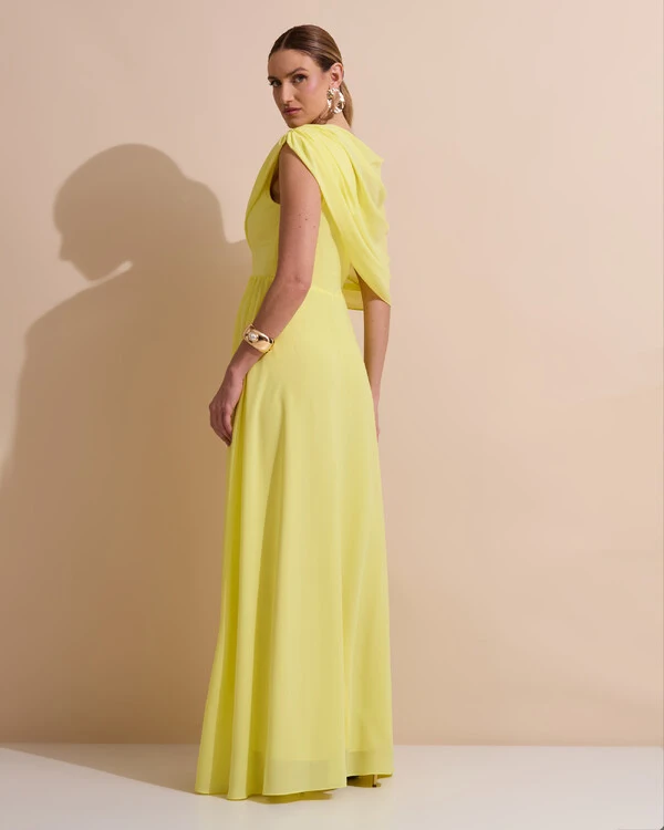 Vestido de Festa Longo Um Ombro Só Crepe Chiffon Capa Drapeado Amarelo Manteiga