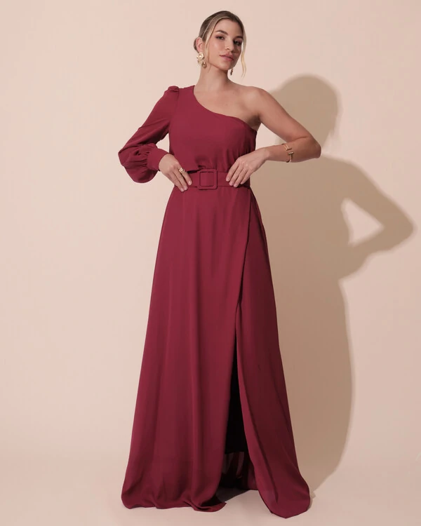Vestido de Festa Longo um Ombro Só Manga Longa com Cinto Cereja