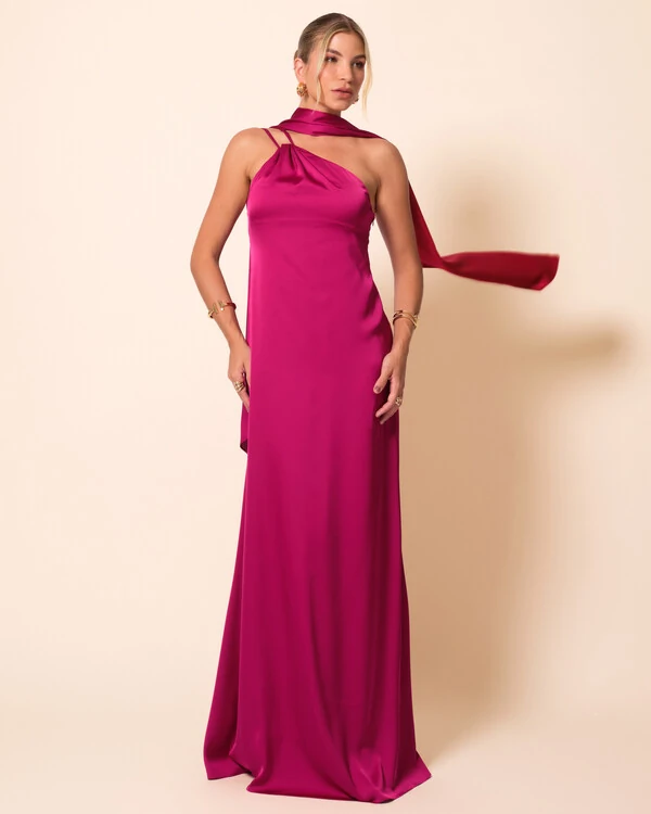 Vestido de Festa Longo em Cetim Fluido um Ombro Só com Lenço Beterraba