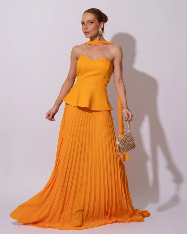 Vestido de Festa Longo Alfaiataria Tomara que Caia Saia Plissada e Lenço Laranja Manga