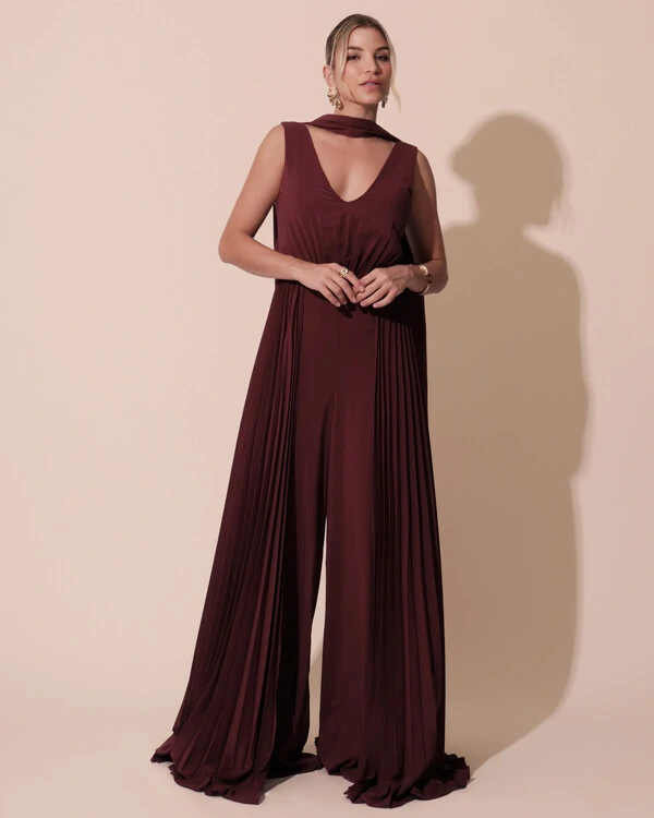 Macacão de Festa Longo Crepe Pantalona Plissado e Lenço Marsala