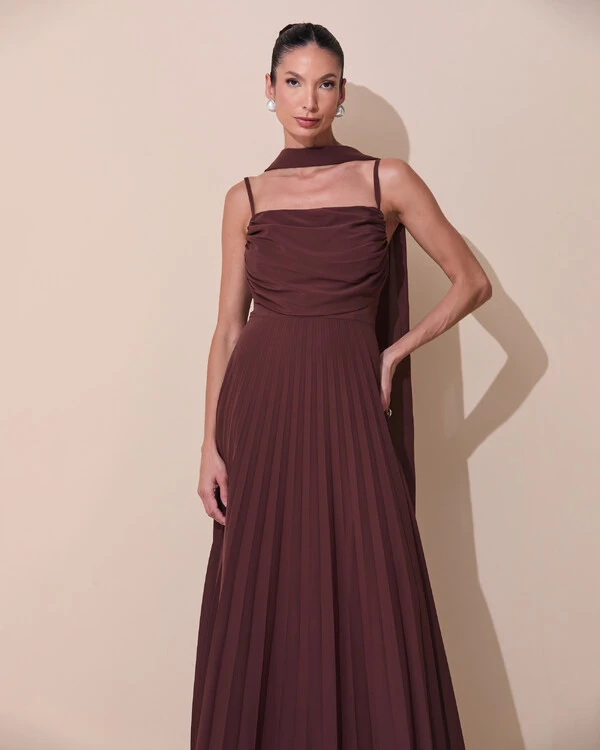 Vestido de Festa Longo Crepe Chiffon Plissado Trançado e Lenço Marrom