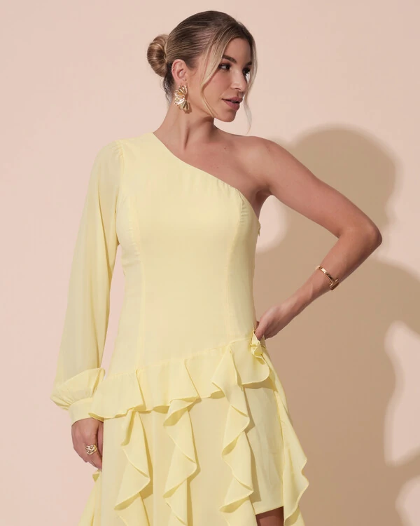 Vestido de Festa Longo Crepe Um Ombro Só Manga Longa e Babados Cascata Fenda Amarelo Manteiga