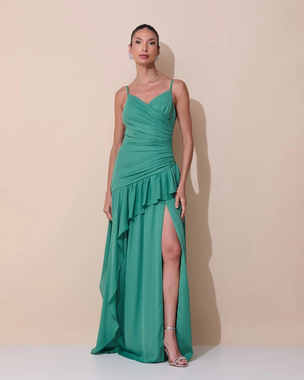 Vestido de Festa Longo Decote Drapeado Crepe Chiffon Fenda Babado Camadas Verde Matcha Escuro