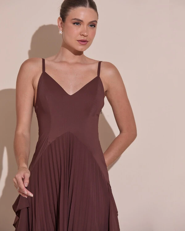 Vestido de Festa Longo Crepe Chiffon Alça Fina Saia Plissada com Babado Cascata Marrom