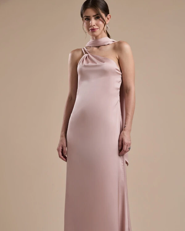 Vestido de Festa Longo em Cetim Fluido um Ombro Só com Lenço Rose Nude