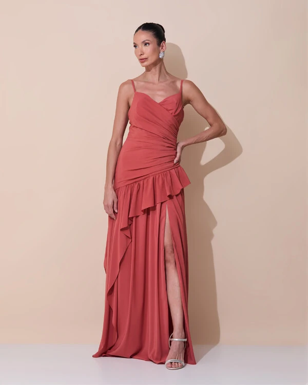 Vestido de Festa Longo Decote Drapeado Crepe Chiffon Fenda Babado Camadas Terracota