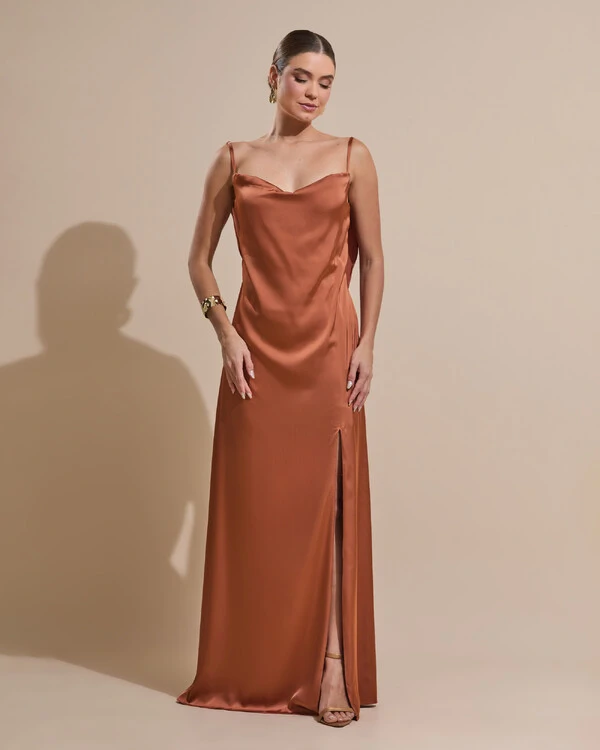 Vestido de Festa Longo Babado Costas Cetim Fluido e Fenda Mocha Mousse