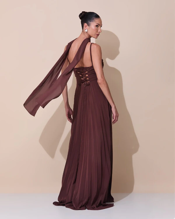 Vestido de Festa Longo Crepe Chiffon Plissado Trançado e Lenço Marrom