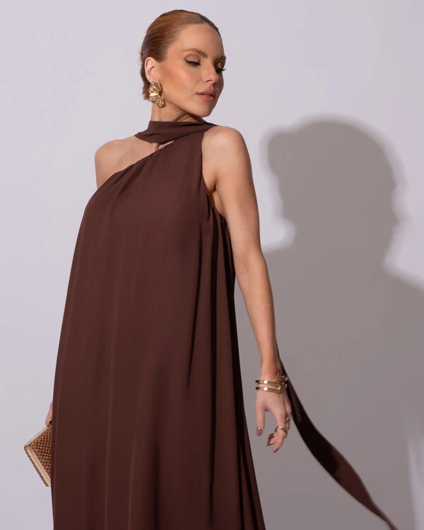 Vestido de Festa Longo Crepe Fluido um Ombro Só com Lenço Marrom