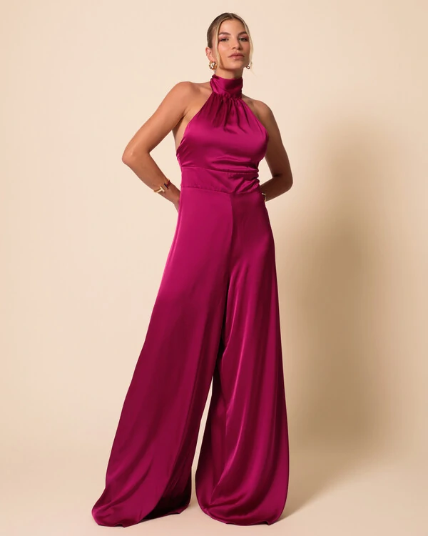 Macacão de Festa Longo em Cetim Fluido com Gola Alta e Lenço Beterraba