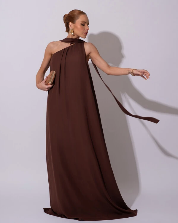 Vestido de Festa Longo Crepe Fluido um Ombro Só com Lenço Marrom