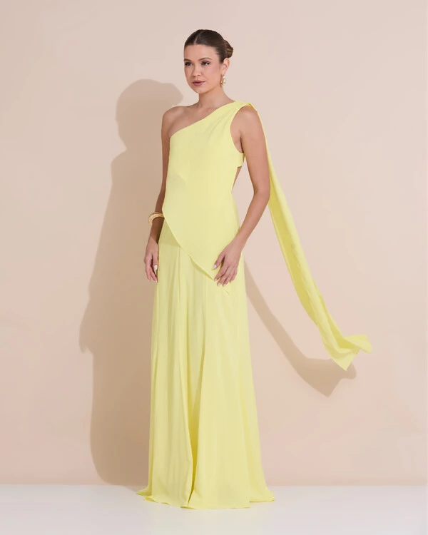 Vestido de Festa Longo Um Ombro Só Crepe Chiffon Lenço Amarelo Manteiga
