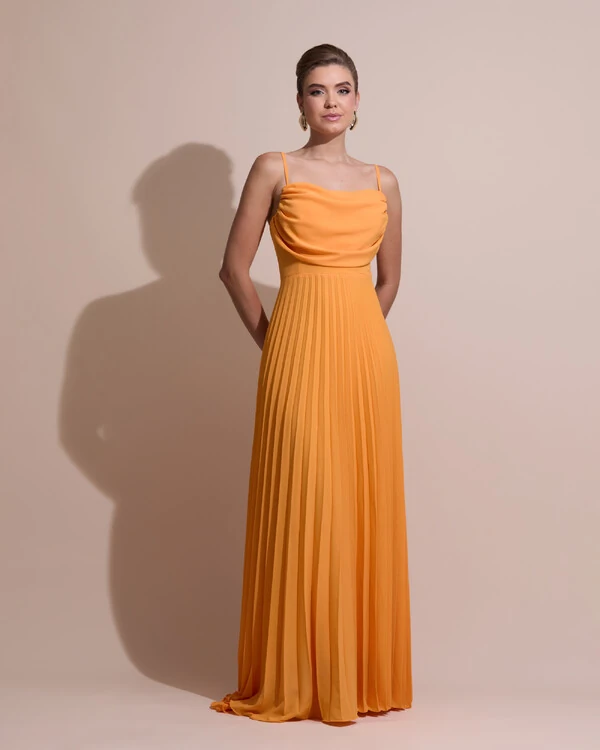 Vestido de Festa Longo Crepe Chiffon Plissado Trançado e Lenço Laranja Manga