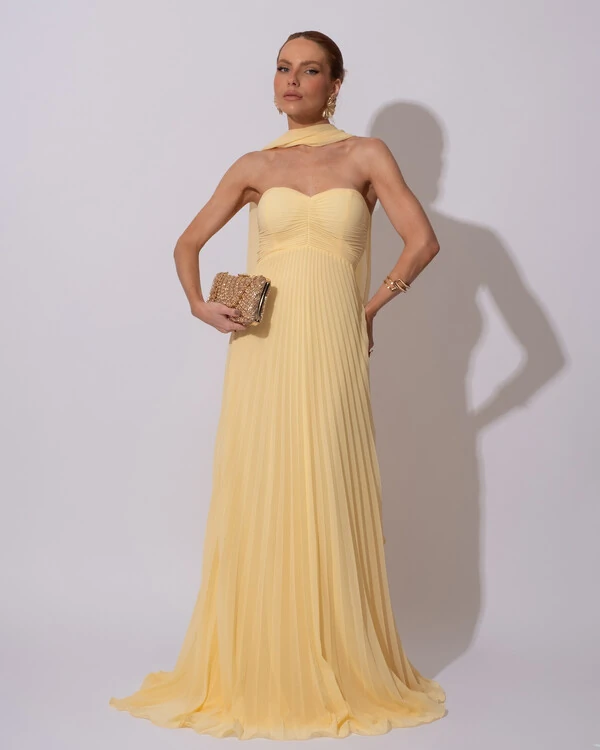 Vestido de Festa Longo Tomara que Caia Grife Plissado com Lenço Amarelo Manteiga