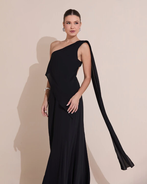 Vestido de Festa Longo Um Ombro Só Crepe Chiffon Lenço Preto