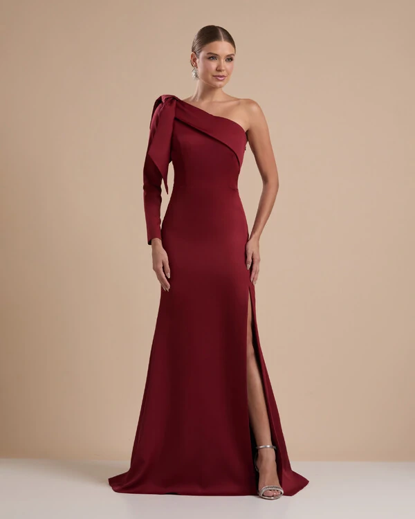 Vestido de Festa com Laço de Um Ombro em Alfaiataria Fenda Marsala