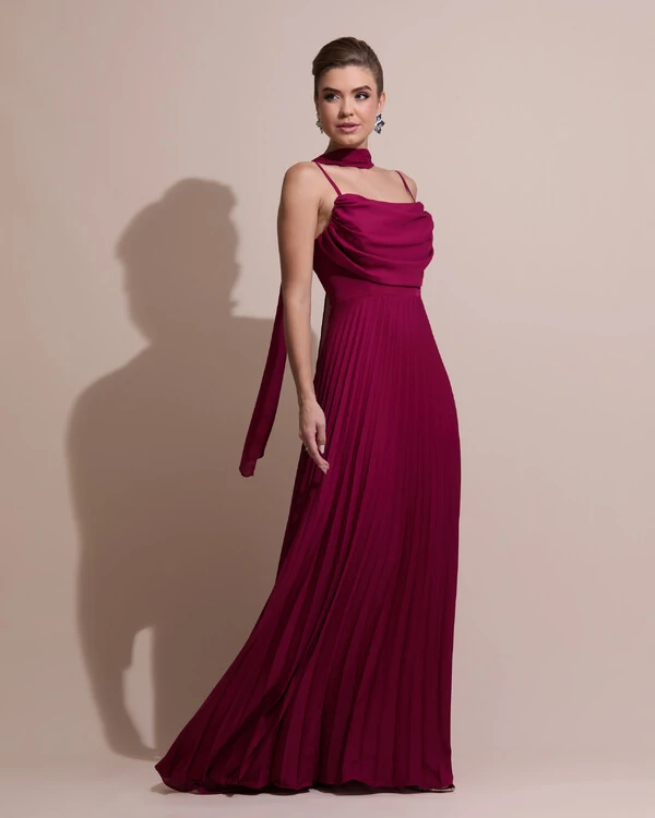 Vestido de Festa Longo Crepe Chiffon Plissado Trançado e Lenço Cereja