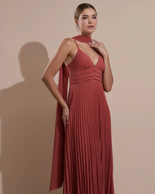 Vestido de Festa Longo Plissado Crepe Chiffon com Alça e Lenço Terracota