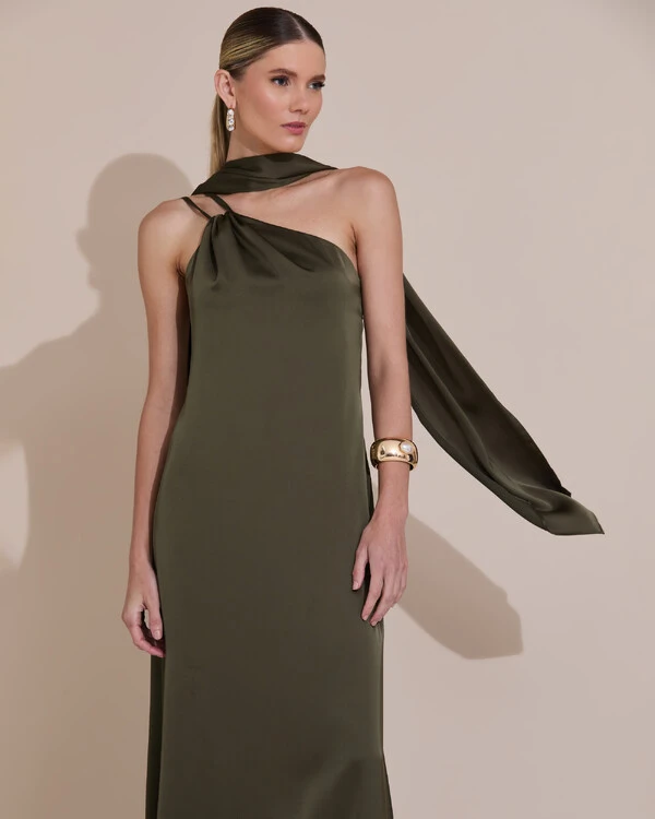 Vestido de Festa Longo em Cetim Fluido um Ombro Só com Lenço Verde Oliva