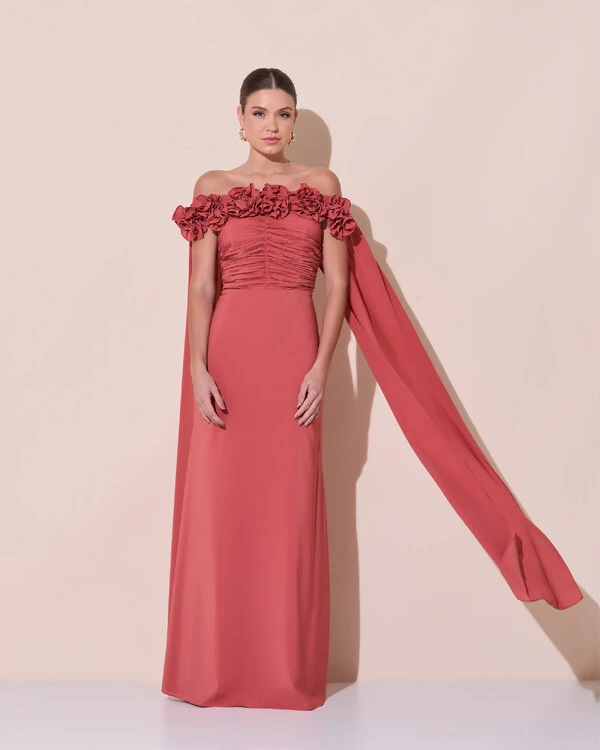 Vestido de Festa Longo Ombro a Ombro Plissado Crepe Chiffon Capa Flor 3D Terracota